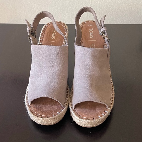 NEW!!! TOMS Wedge Sandal Beige Suede - Picture 1 of 9